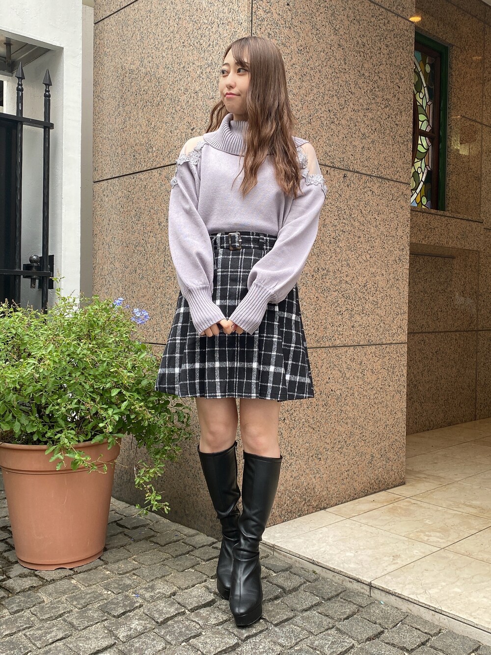 パープル系のニット/セーターを着用したレディースの冬コーディネートの4枚目の写真