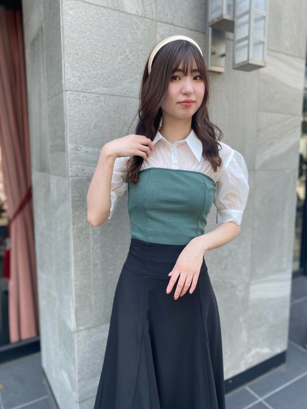 グリーン系のTシャツ/カットソー、ブラック系のスカートを着用したレディースの夏コーディネートの2枚目の写真