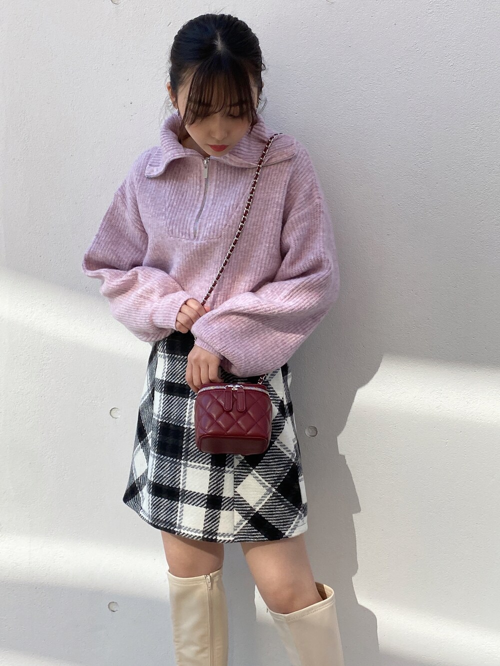 ピンク系のニット/セーター、ホワイト系のスカートを着用したレディースの冬コーディネートの4枚目の写真