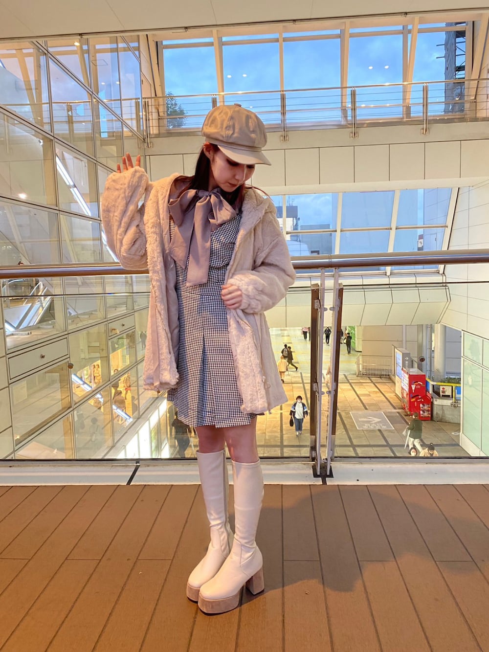 「休日コーデ、秋冬、大人ガーリー、ロングブーツ、ジャンスカ、もこもこ、モコモコアウター、参戦服、推し色コーデ、ピンク、one way、ワンウェイ、PARKeast、TORTE、abc une face」｜「abc une faceのボックスプリーツミニジャンスカ（ワンピース、ホワイト系）」を使った、onewayさん（レディース・164cm）の冬コーディネートの2枚目の写真