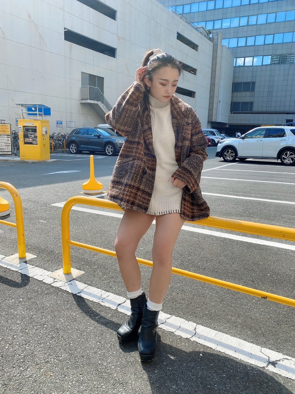 「クリスマスに着たい服、オトナカジュアル、秋冬コーデ、ブーツスタイル、ジャケット、ビッグシルエット、オーバーサイズ、one way、ワンウェイ」｜「one wayのチェックテーラーBIGジャケット（テーラードジャケット、ブラウン系）」を使った、onewayさん（レディース・158cm）の冬コーディネートの2枚目の写真