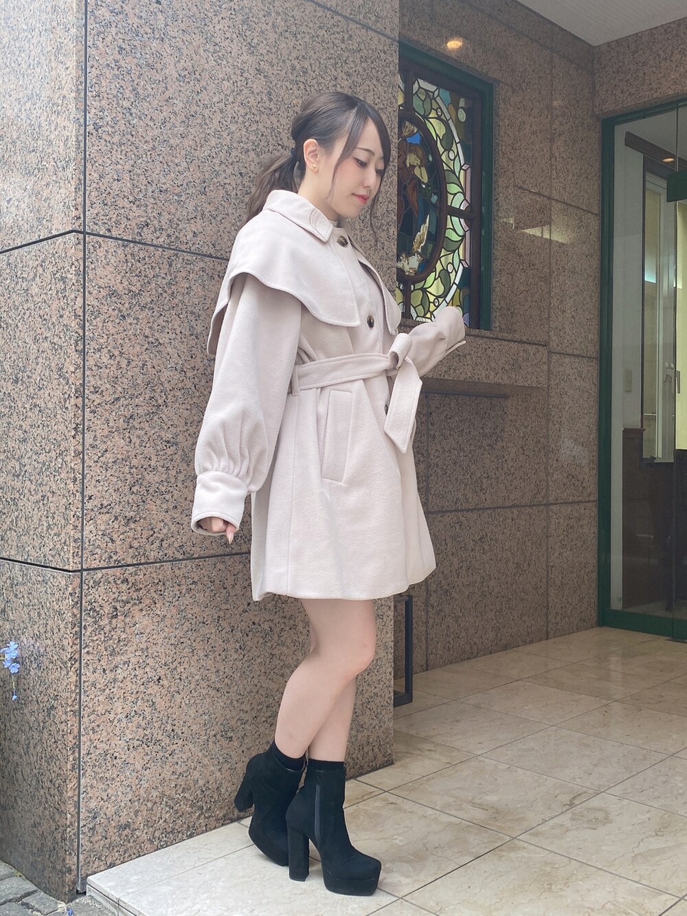 「あったかコーデ、シンプルスタイル、低身長コーデ、大人ガーリー、オトナカワイイ、アウターコーデ、ハーフコート、ケープ、クリスマス、デート、one way、ワンウェイ、PARKeast、abc une face」｜「abc une faceのケープ付きハーフコート（その他アウター、ベージュ系）」を使った、onewayさん（レディース・153cm）の冬コーディネートの4枚目の写真