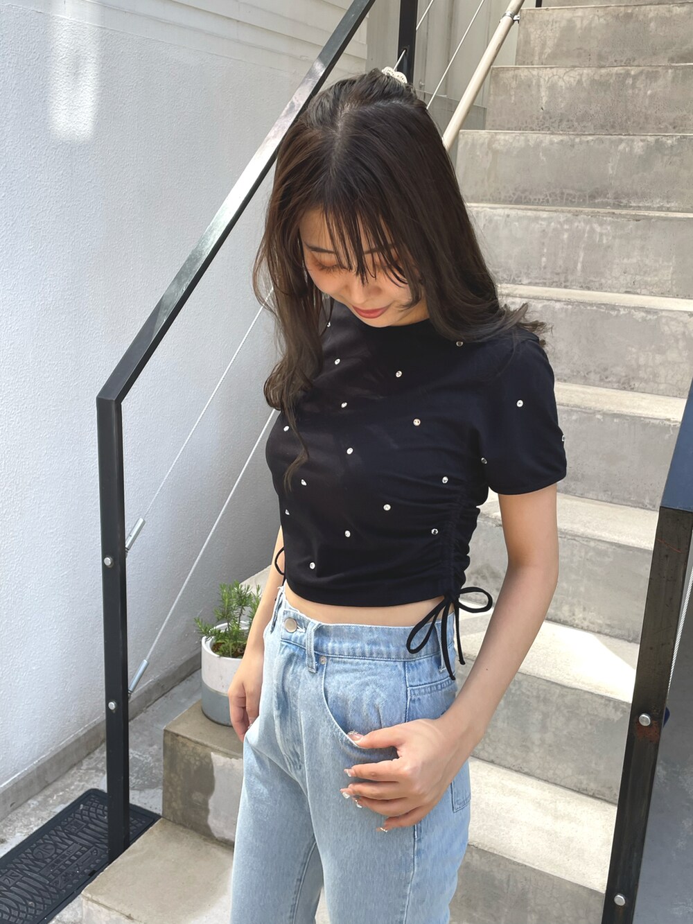 ピンク系のTシャツ/カットソーを着用したレディースの春コーディネートの2枚目の写真