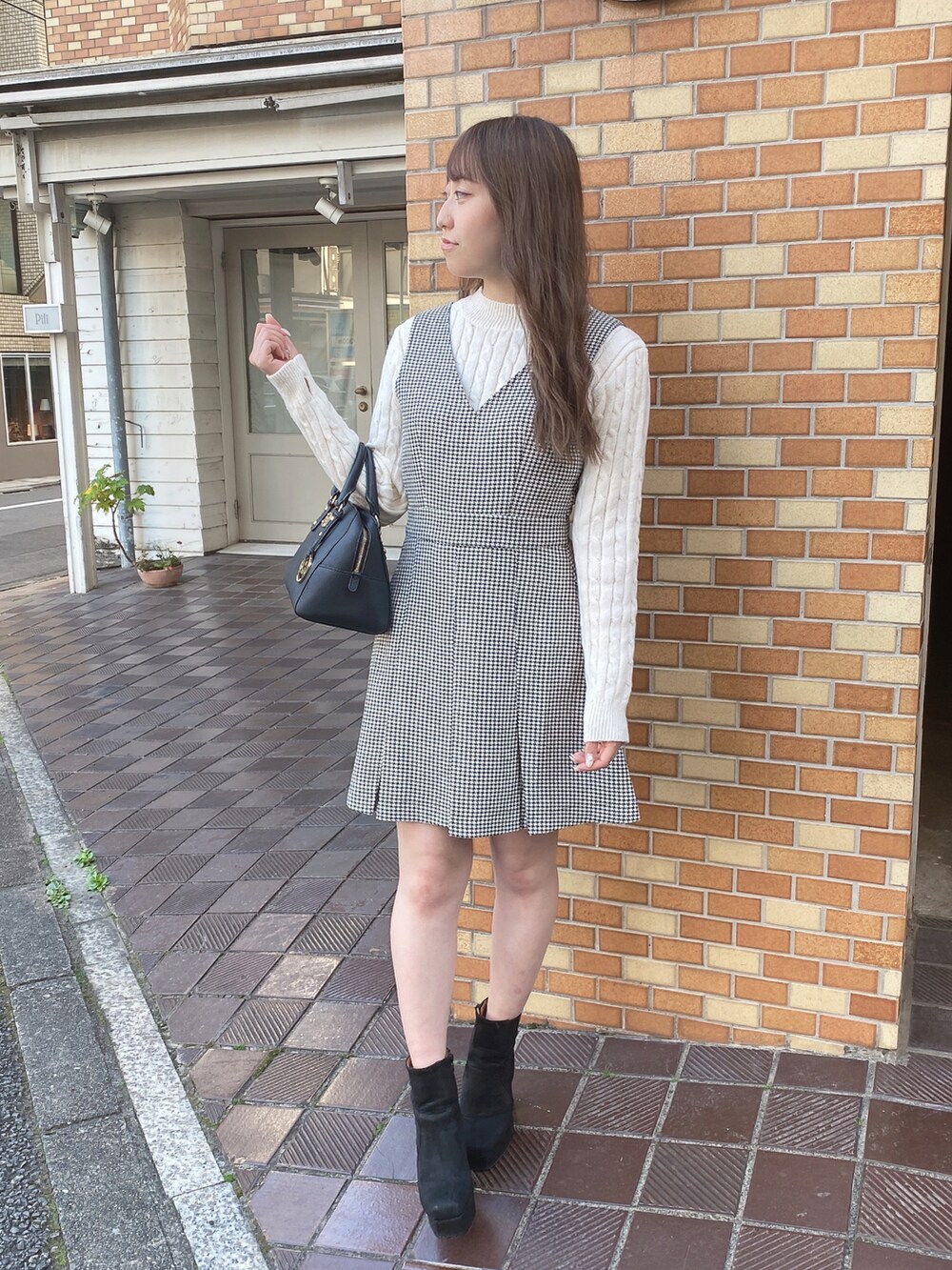 「キレイめカジュアル、オトナ女子、オトナカワイイ、ジャンパースカート、ミニワンピ、チドリ柄、秋冬コーデ、モノトーン、モノトーンコーデ、one way、ワンウェイ、PARKeast、abc une face」｜「abc une faceのボックスプリーツミニジャンスカ（ワンピース、ホワイト系）」を使った、onewayさん（レディース・153cm）の冬コーディネートの2枚目の写真