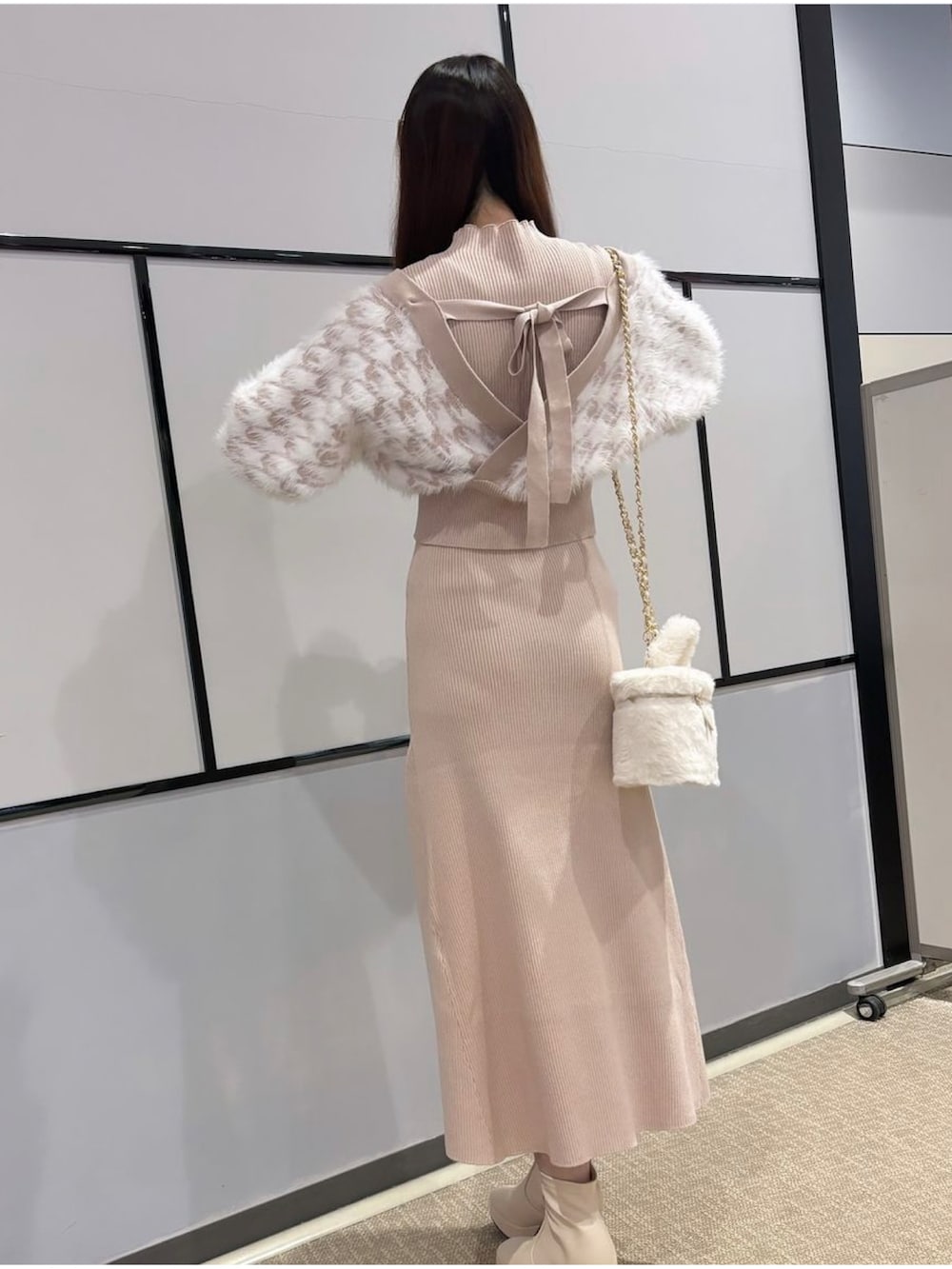 ホワイト系のショルダーバッグ、ピンク系のワンピースを着用したレディースの秋コーディネートの2枚目の写真