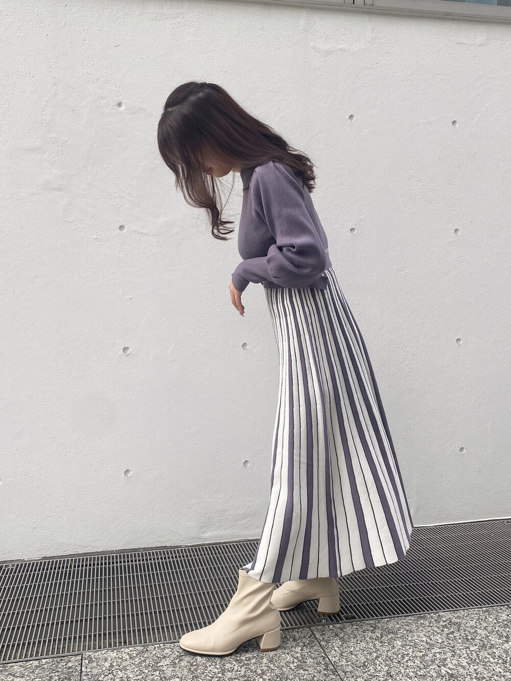 「シンプルスタイル、おでかけコーデ、ニットワンピース、ロングワンピース、オトナ女子、キレイめコーデ、ドッキングワンピ、ストライプ、プリーツワンピース、one way、ワンウェイ、NOMAE」｜「NOMAEのマルチカラープリーツニットワンピース（ワンピース、ブルー系）」を使った、onewayさん（レディース・161cm）の冬コーディネートの3枚目の写真