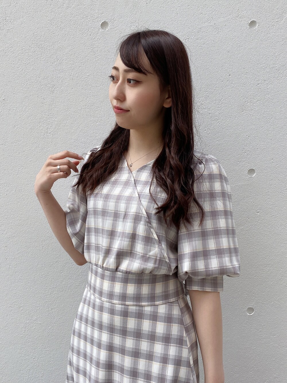 パープル系のスカート、パープル系のシャツ/ブラウスを着用したレディースの春コーディネートの3枚目の写真