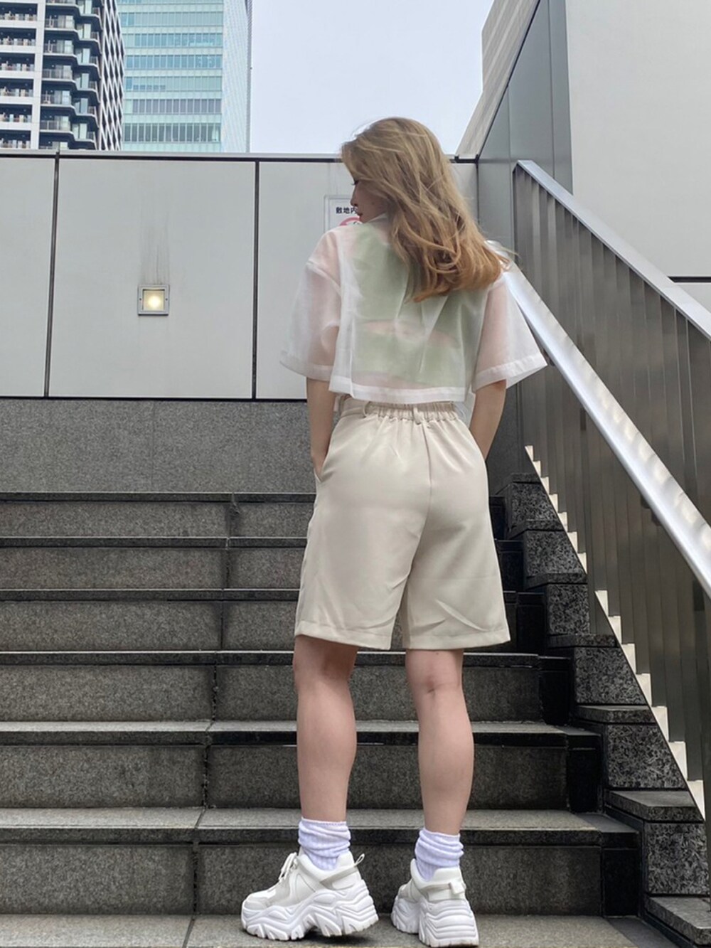 グリーン系のキャミソール、ホワイト系のシャツ/ブラウス、ホワイト系のハットを着用したレディースの夏コーディネートの2枚目の写真