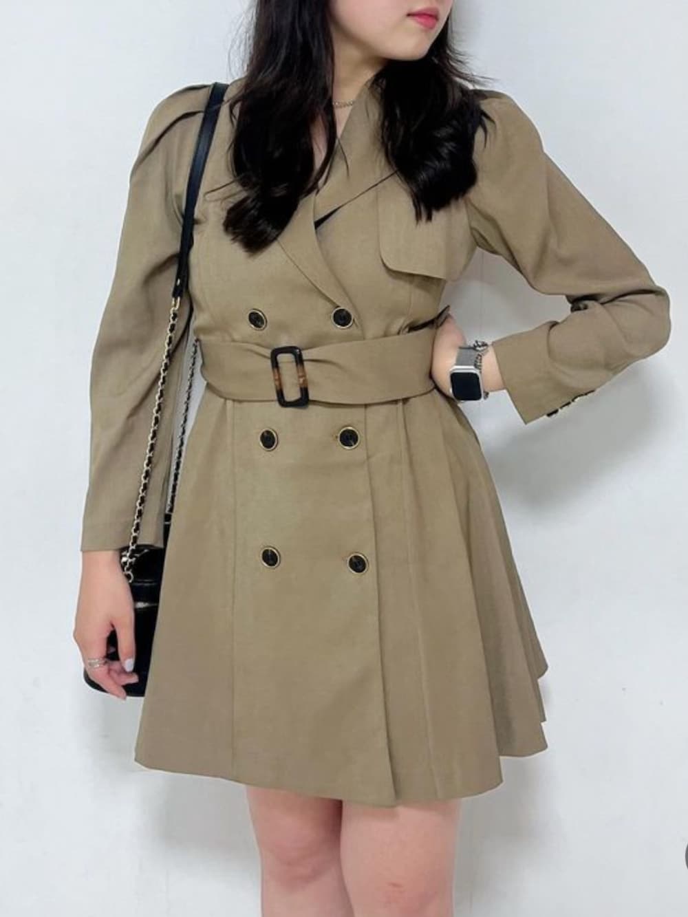 ベージュ系のワンピースを着用したレディースの秋コーディネートの2枚目の写真