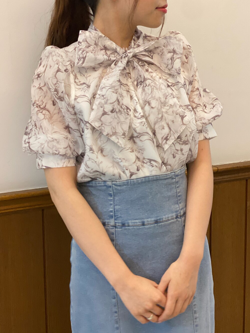 ピンク系のシャツ/ブラウス、ブルー系のスカートを着用したレディースの夏コーディネートの4枚目の写真