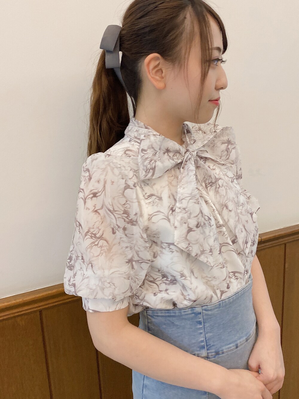 ピンク系のシャツ/ブラウス、ブルー系のスカートを着用したレディースの夏コーディネートの3枚目の写真