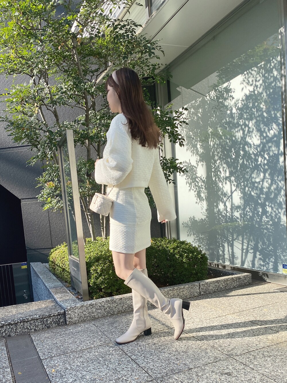 ホワイト系のカーディガン/ボレロ、ホワイト系のスカートを着用したレディースの冬コーディネートの5枚目の写真