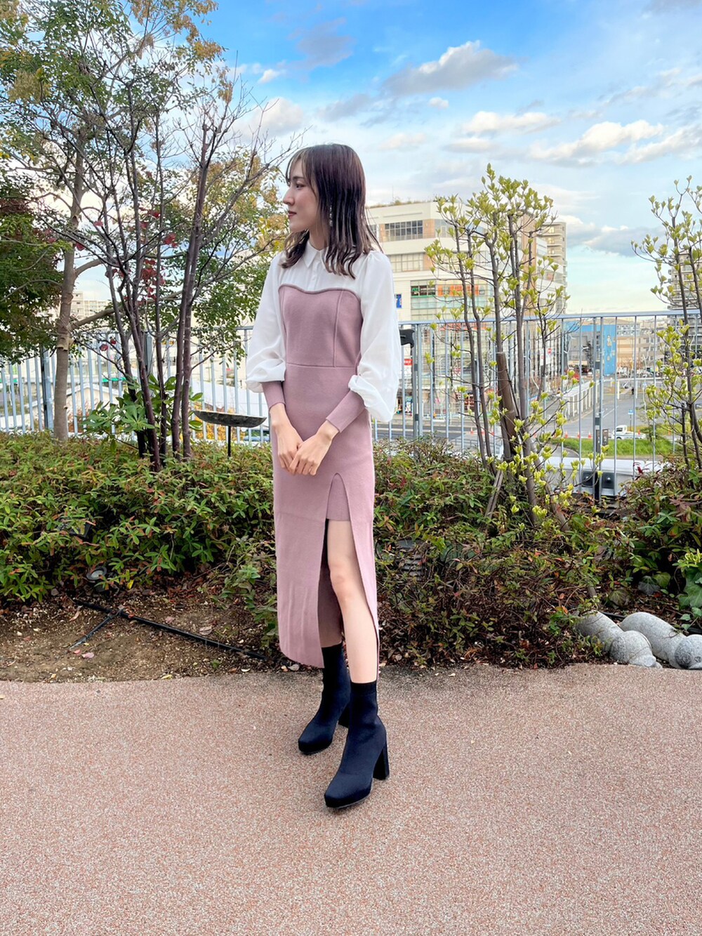 ピンク系のワンピースを着用したレディースの秋コーディネートの4枚目の写真