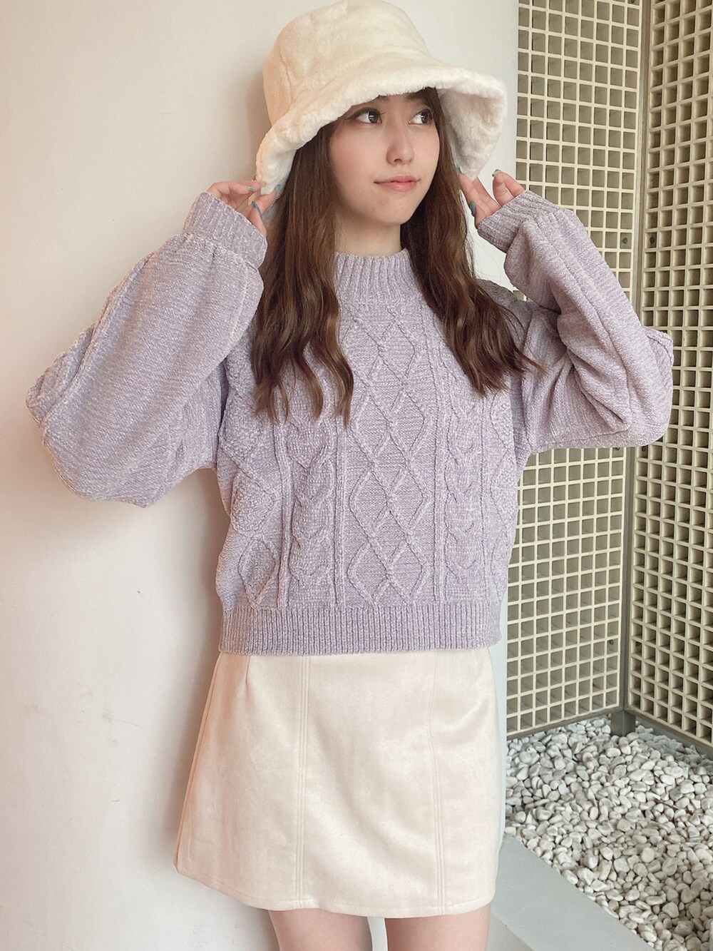 パープル系のニット/セーター、ホワイト系のスカートを着用したレディースの秋コーディネートの3枚目の写真