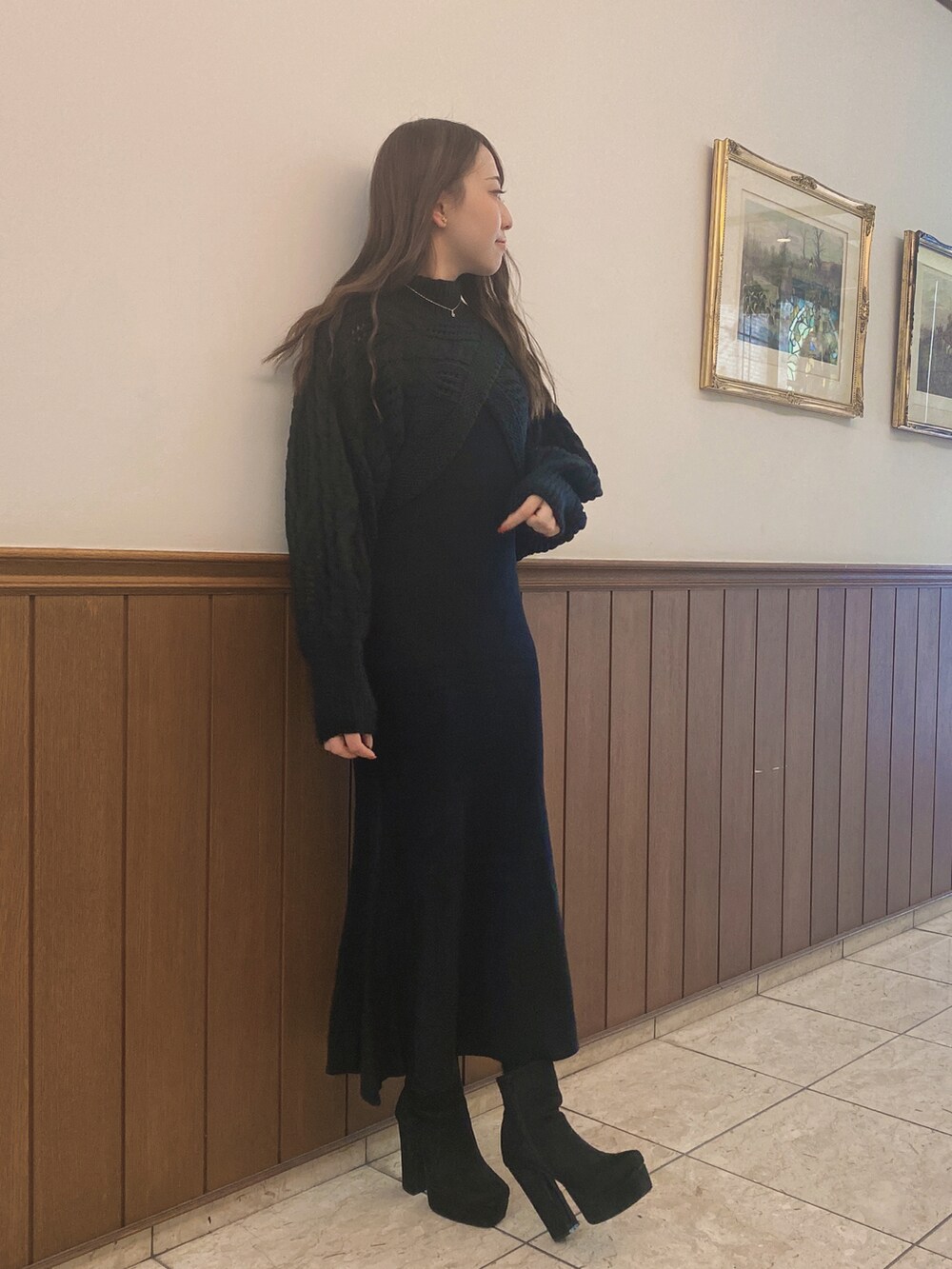 ブラック系のワンピースを着用したレディースの冬コーディネートの2枚目の写真