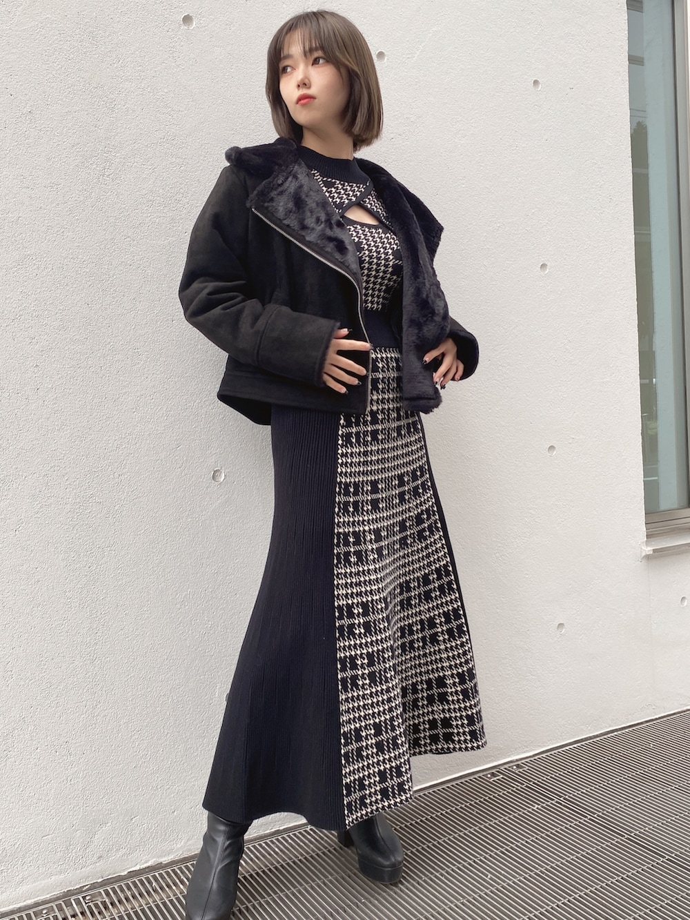 「秋冬コーデ、ブラック、ブラックコーデ、ロングワンピース、ライダース、大人女子、モテコーデ、デートコーデ、ワンピース、クリスマス、one way、ワンウェイ、NOMAE」｜「NOMAEのフェイクムートンライダース（ライダースジャケット、ブラック系）」を使った、onewayさん（レディース・156cm）の秋コーディネートの3枚目の写真