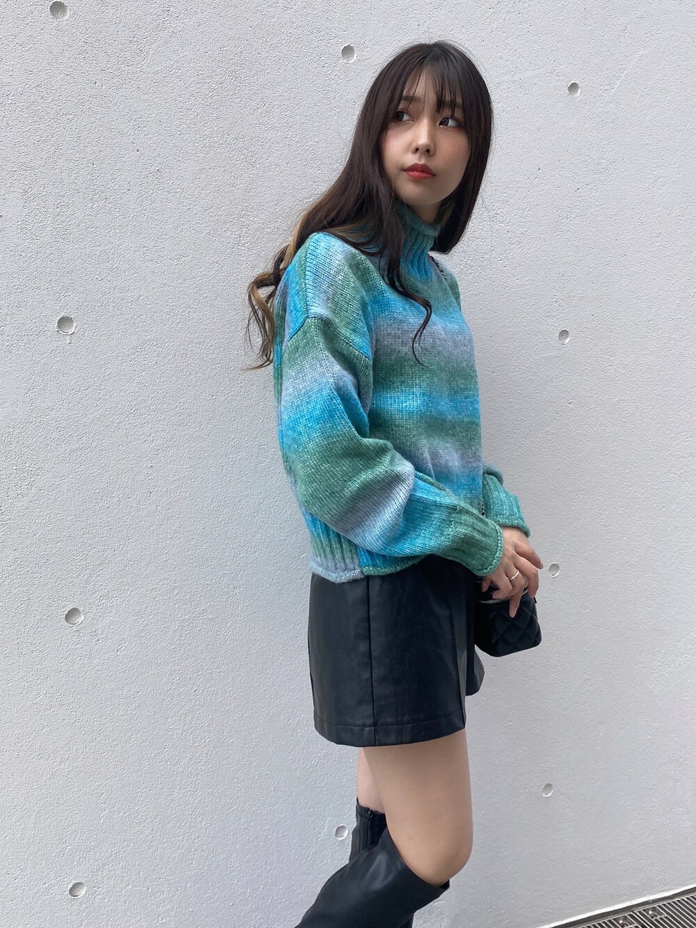 ブルー系のニット/セーター、ブラック系のその他パンツを着用したレディースの冬コーディネートの4枚目の写真