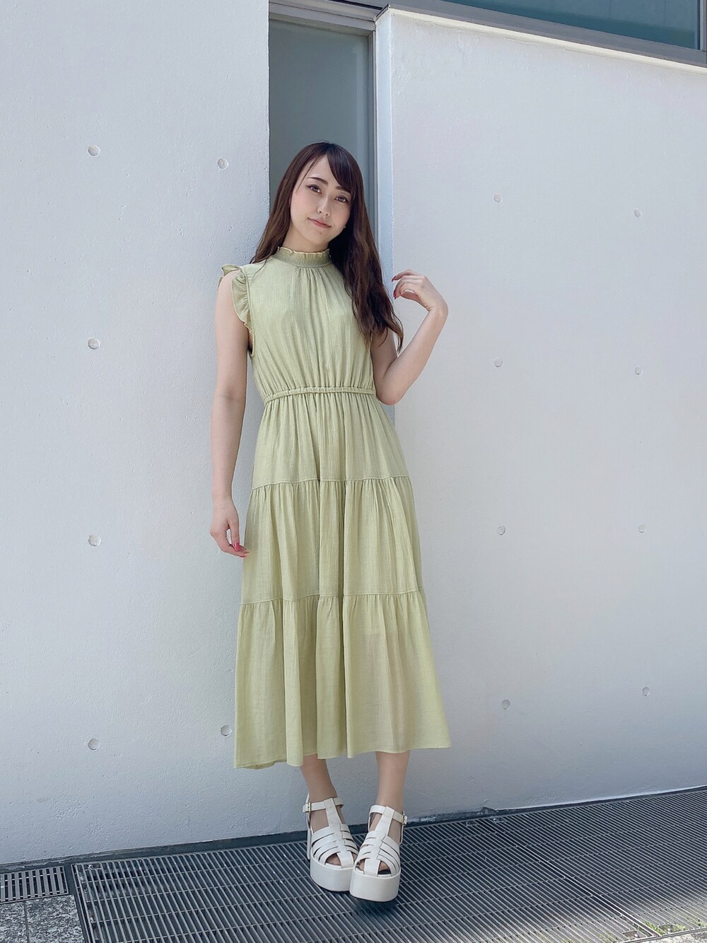 イエロー系のワンピースを着用したレディースの夏コーディネートの3枚目の写真