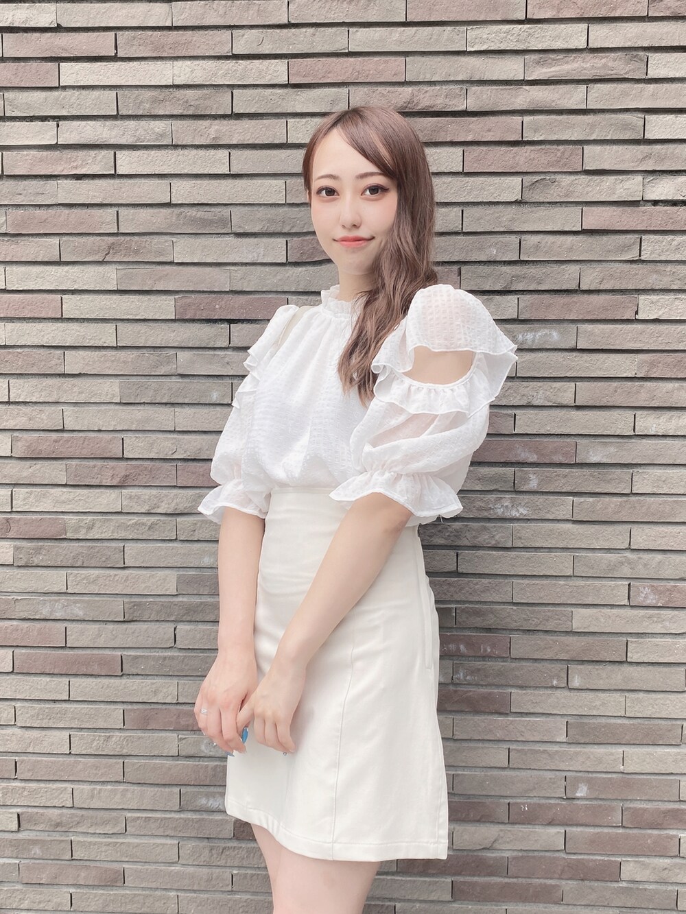 ホワイト系のシャツ/ブラウス、ホワイト系のスカート、ホワイト系のサンダルを着用したレディースの夏コーディネートの4枚目の写真