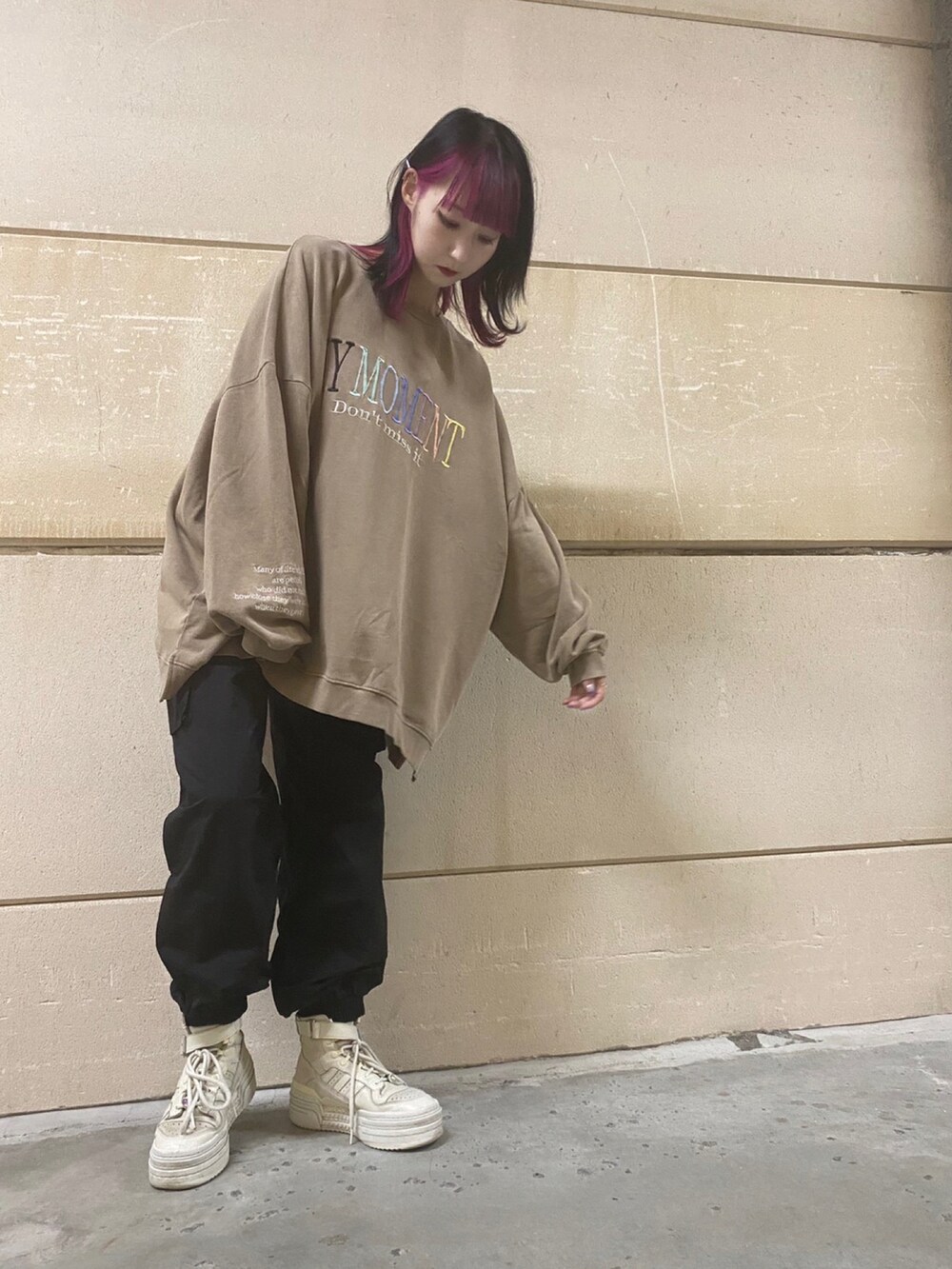 ベージュ系のスウェット、ブラック系のカーゴパンツを着用したレディースの夏コーディネートの2枚目の写真