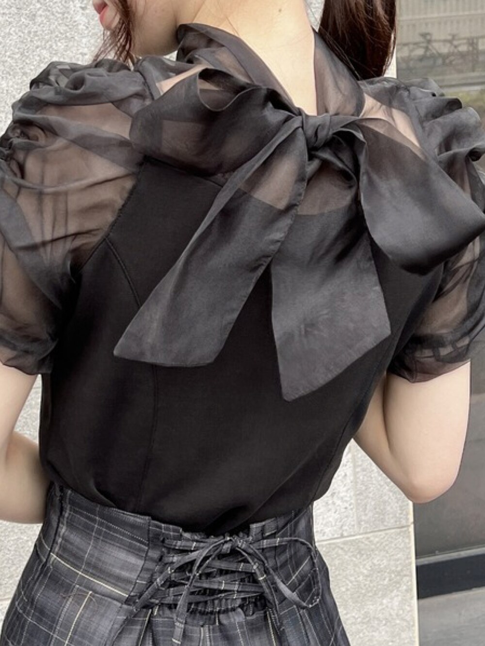 ブラック系のシャツ/ブラウス、グレー系のスカートを着用したレディースの夏コーディネートの5枚目の写真