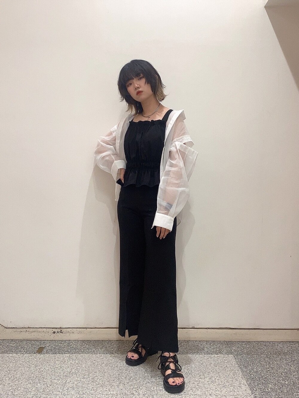 ブラック系のシャツ/ブラウス、ブラック系のその他パンツ、ホワイト系のシャツ/ブラウスを着用したレディースの夏コーディネートの3枚目の写真