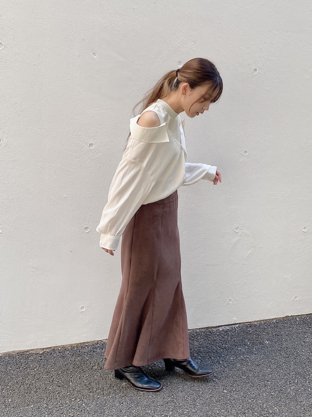 「大人カジュアル、オトナ女子、きれいめコーディネート、秋冬コーデ、マーメイドスカート、スエード、スエードスカート、レイヤードスタイル、シンプルコーデ、one way、ワンウェイ、NOMAE」｜「NOMAEのクルーネックシャツレイヤードトップス（シャツ/ブラウス、ホワイト系）」を使った、onewayさん（レディース・156cm）の秋コーディネートの2枚目の写真