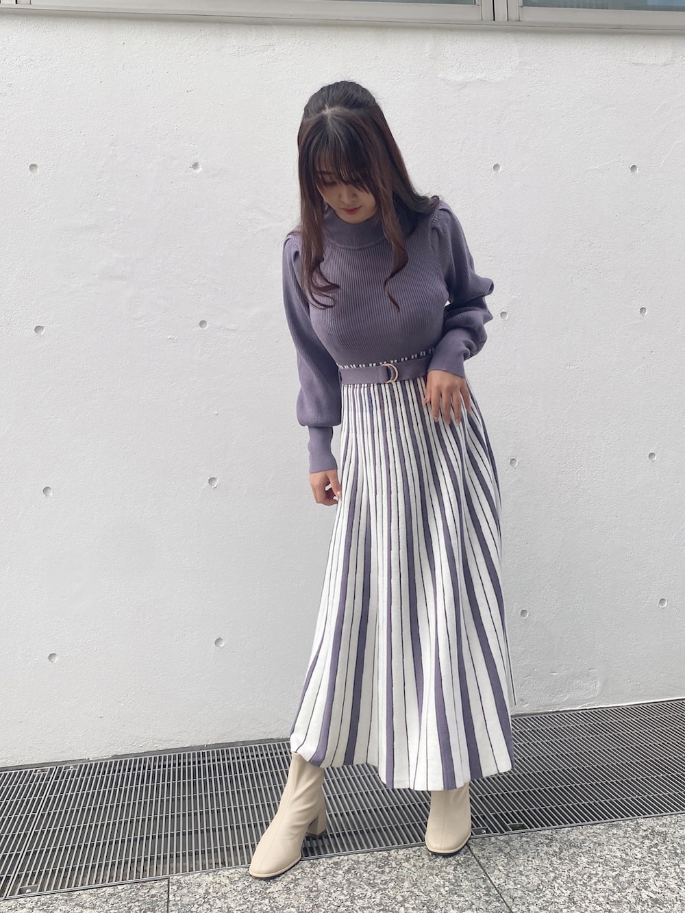 「シンプルスタイル、おでかけコーデ、ニットワンピース、ロングワンピース、オトナ女子、キレイめコーデ、ドッキングワンピ、ストライプ、プリーツワンピース、one way、ワンウェイ、NOMAE」｜「NOMAEのマルチカラープリーツニットワンピース（ワンピース、ブルー系）」を使った、onewayさん（レディース・161cm）の冬コーディネートの2枚目の写真