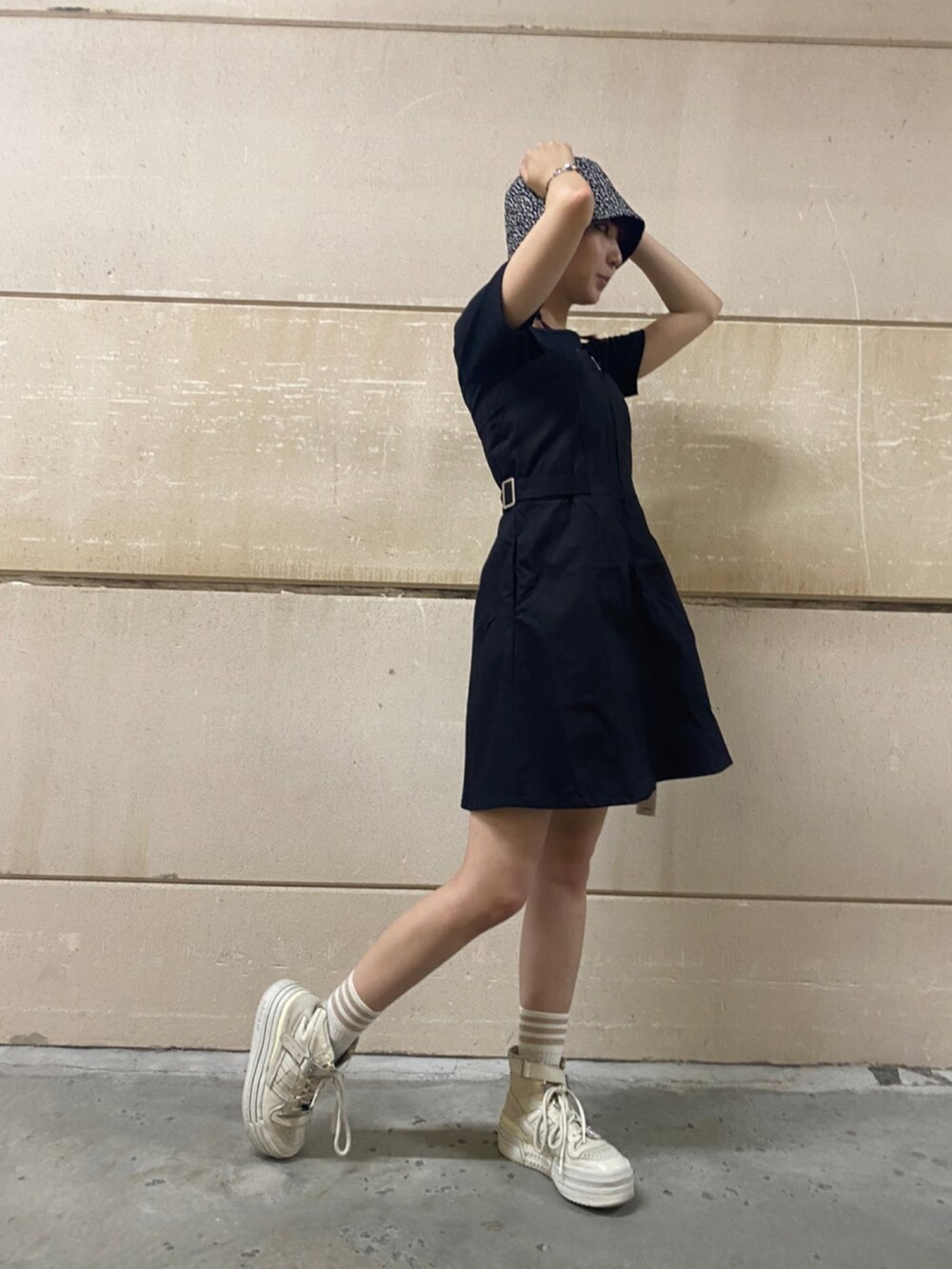 ブラック系のジャンパースカート、ブラック系のTシャツ/カットソーを着用したレディースの夏コーディネートの2枚目の写真