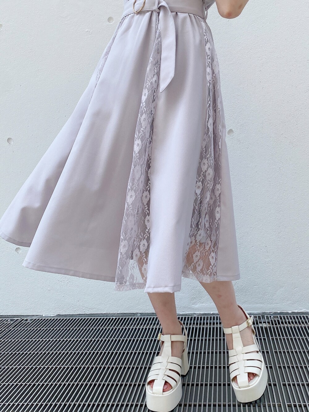 パープル系のワンピースを着用したレディースの春コーディネートの5枚目の写真