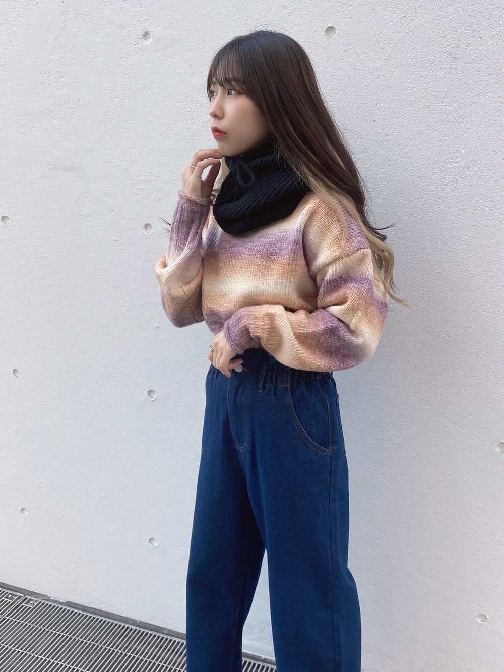 パープル系のニット/セーターを着用したレディースの冬コーディネートの5枚目の写真