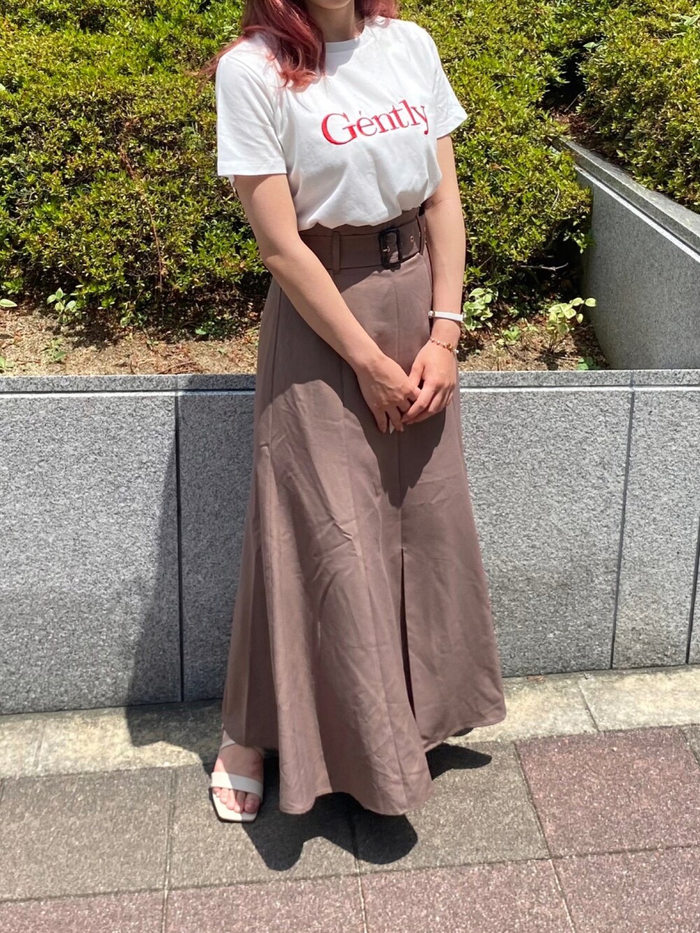 ブラウン系のスカート、ホワイト系のTシャツ/カットソーを着用したレディースの夏コーディネートの3枚目の写真