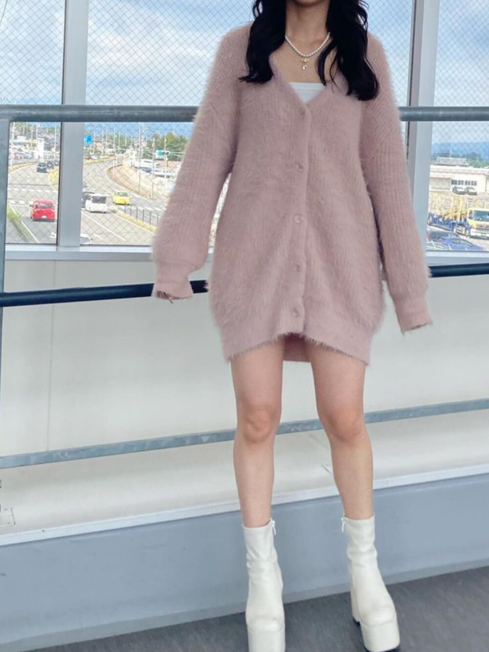 ピンク系のカーディガン/ボレロを着用したレディースの秋コーディネートの2枚目の写真