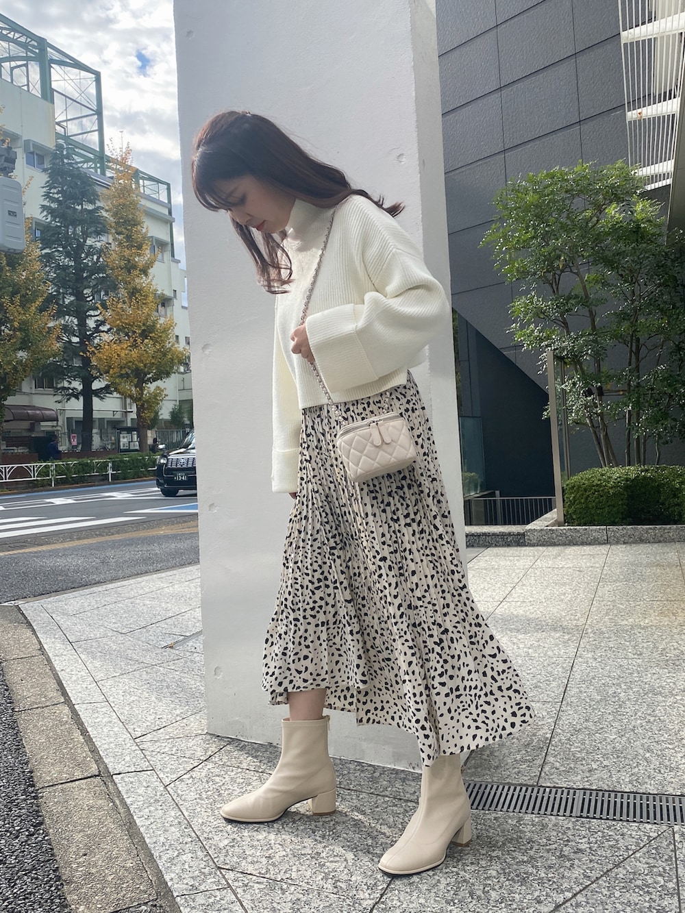「シンプルスタイル、ホワイトコーデ、ワイドスリーブニット、プリーツスカート、ダルメシアン柄、春コーデ、大人カジュアル、カジュアルガーリー、one way、ワンウェイ、NOMAE」｜「NOMAEのヒョウ柄プリーツスカート（スカート、ホワイト系）」を使った、onewayさん（レディース・161cm）の冬コーディネートの3枚目の写真