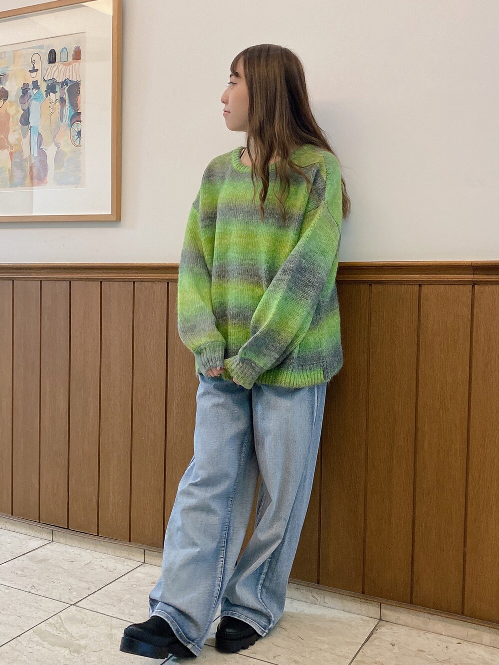 グリーン系のカーディガン/ボレロを着用したレディースの秋コーディネートの2枚目の写真