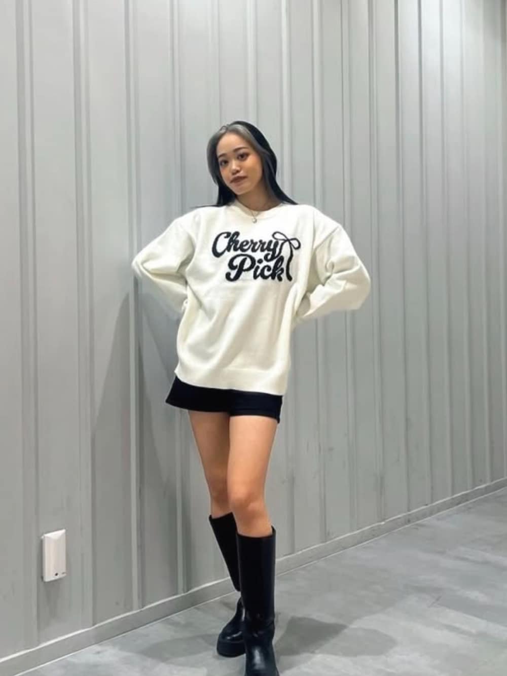 ホワイト系のニット/セーターを着用したレディースの冬コーディネートの2枚目の写真