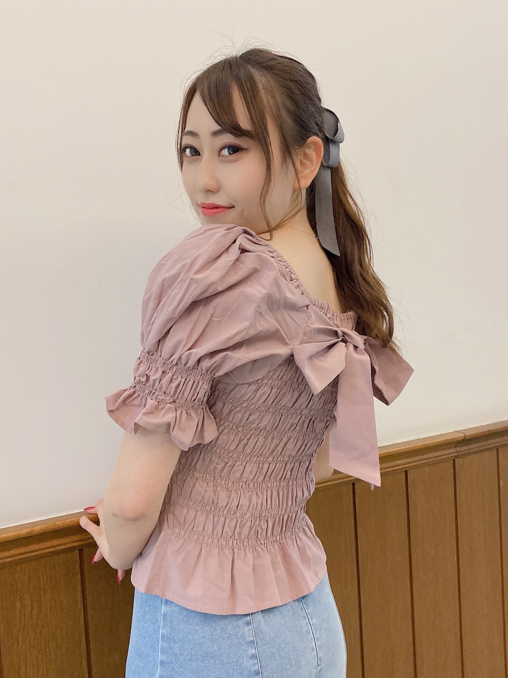 ピンク系のシャツ/ブラウス、ブルー系のスカートを着用したレディースの夏コーディネートの3枚目の写真