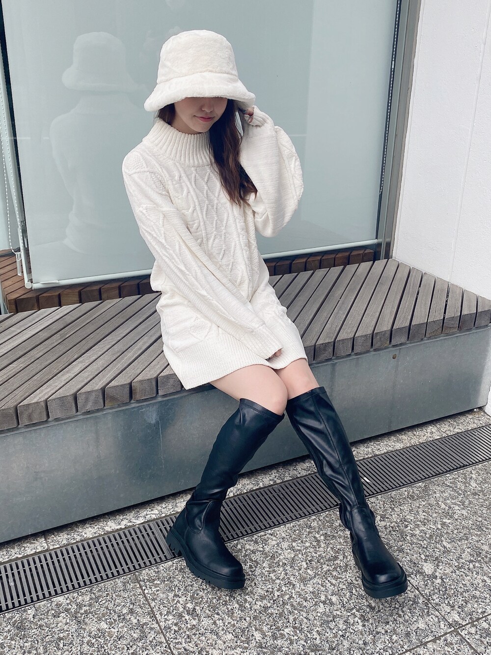 ホワイト系のワンピースを着用したレディースの夏コーディネートの3枚目の写真