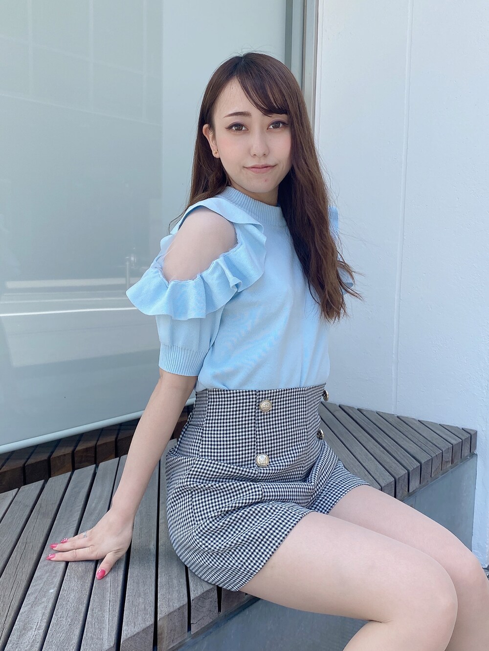 ブラック系のその他パンツ、ブルー系のニット/セーターを着用したレディースの夏コーディネートの4枚目の写真