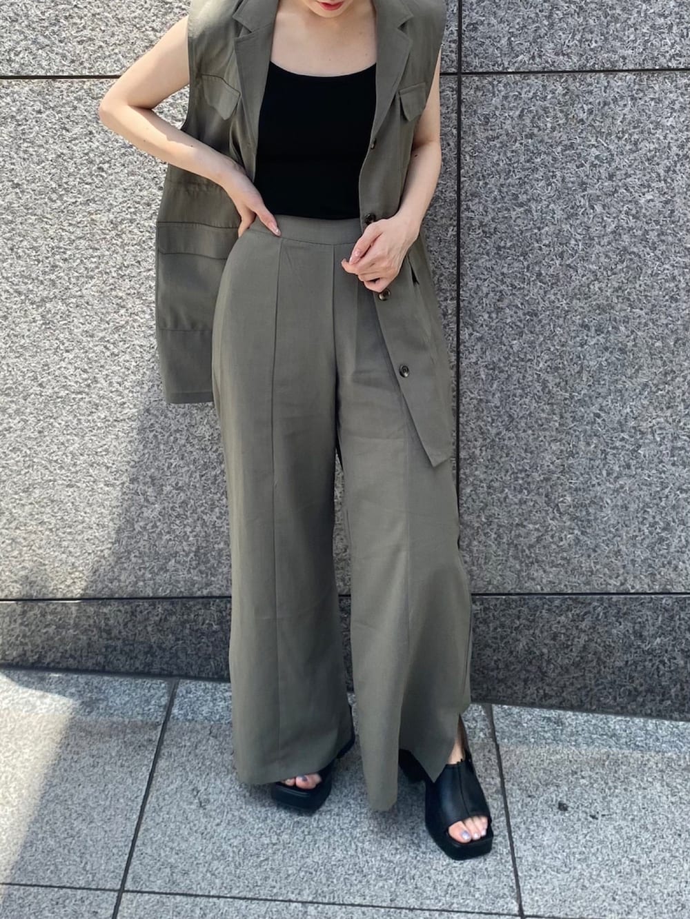 グリーン系のその他パンツ、グリーン系のベストを着用したレディースの夏コーディネートの2枚目の写真