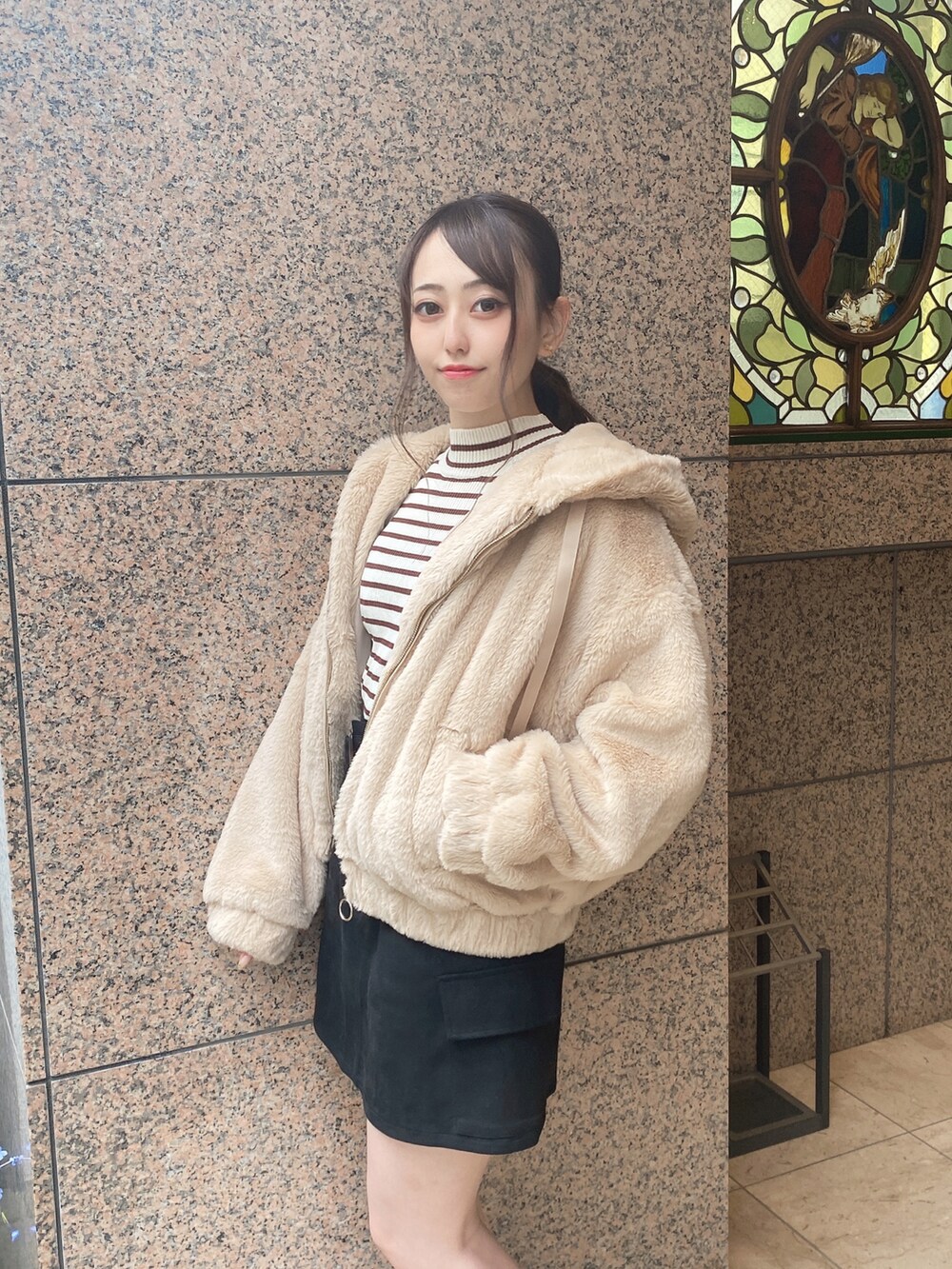 ブラウン系のブルゾンを着用したレディースの冬コーディネートの4枚目の写真