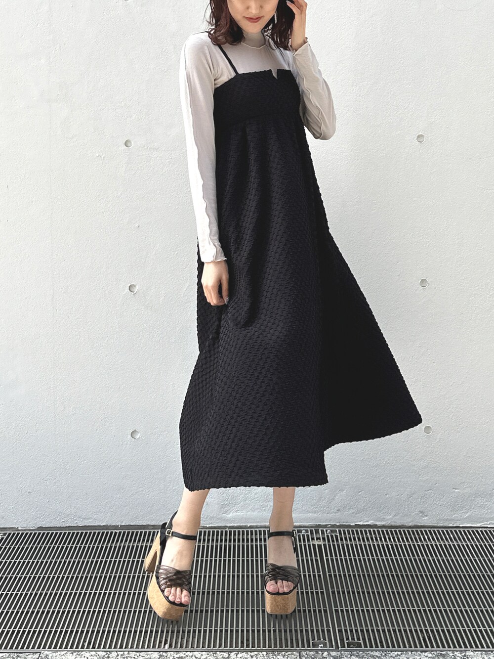 ブラック系のワンピース、ブラック系のサンダルを着用したレディースの春コーディネートの2枚目の写真