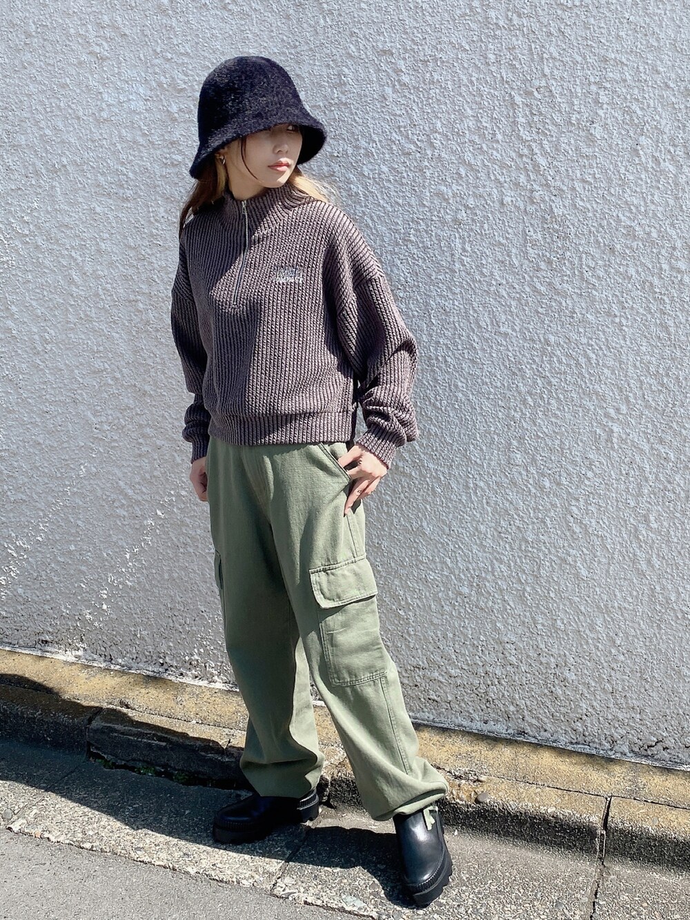 ブラック系のTシャツ/カットソー、グリーン系のカーゴパンツを着用したレディースの秋コーディネートの3枚目の写真