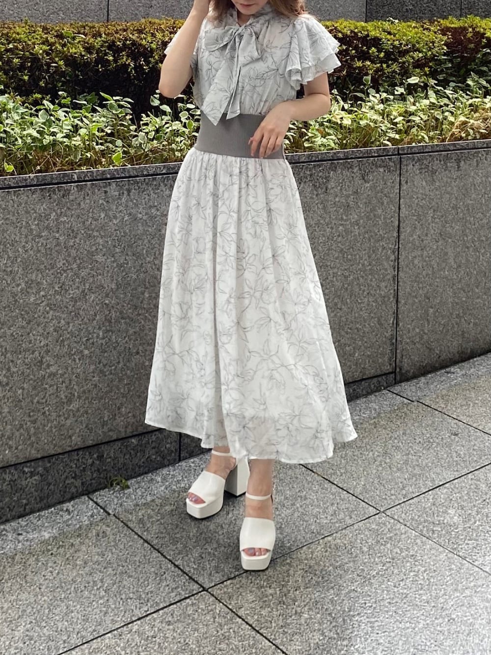 「夏コーデ、ワントーンコーデ、ワンピース、ワンピーススタイル、ロングワンピース、花柄、花柄ワンピース、ウエストリブ、フレアスリーブ、大人かわいい、デート、参戦服、one way、ワンウェイ、NOMAE」｜「NOMAEのフレアスリーブウエストリブワンピース（ワンピース、グレー系）」を使った、onewayさん（レディース・158cm）の夏コーディネートの2枚目の写真
