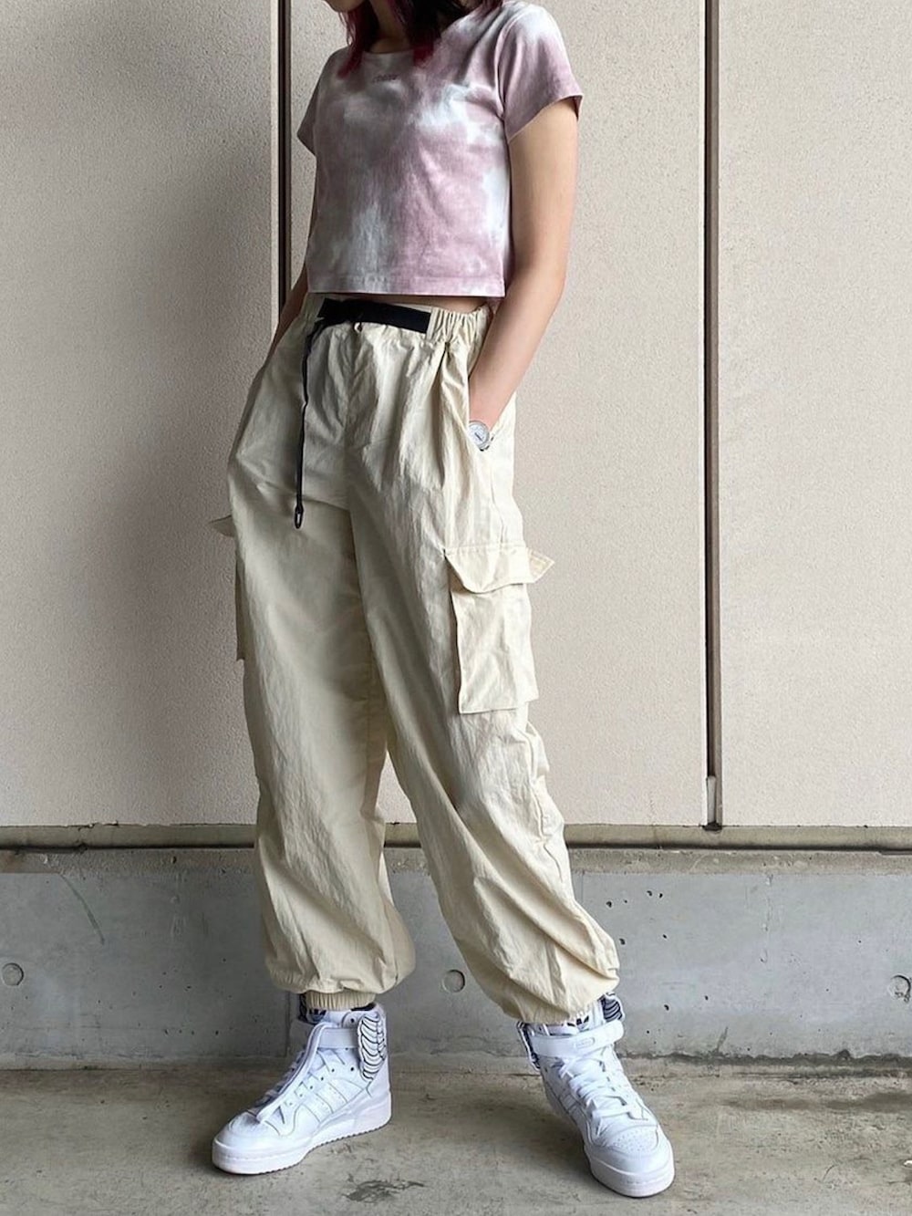 パープル系のTシャツ/カットソー、ホワイト系のカーゴパンツを着用したレディースの春コーディネートの2枚目の写真