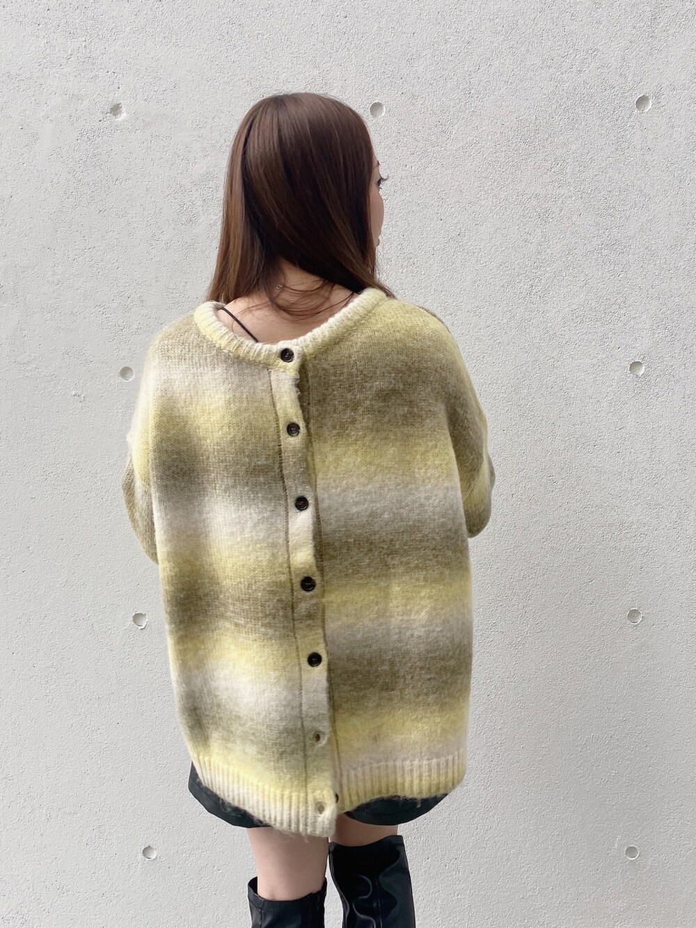 イエロー系のカーディガン/ボレロを着用したレディースの夏コーディネートの3枚目の写真