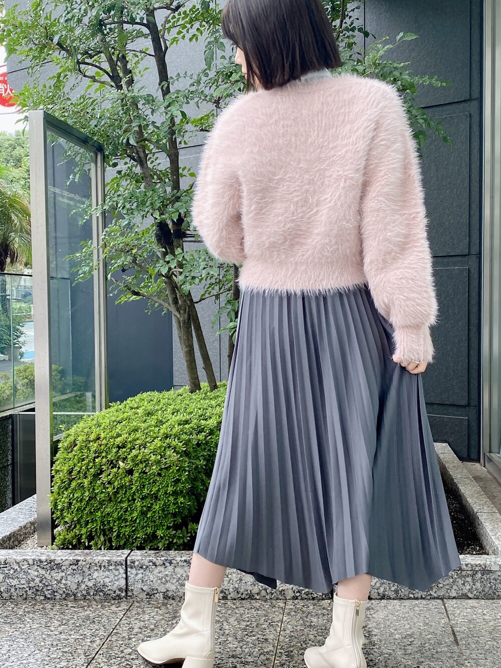 「クリスマスに着たい服、冬コーデ、ブラウス、シャギーニット、カーティガン、プリーツスカート、もこもこ、オトナカワイイ、カラーニット、one way、ワンウェイ、NOMAE」｜「one wayのラッフルスリーブボウタイブラウス（シャツ/ブラウス、ホワイト系）」を使った、onewayさん（レディース・156cm）の冬コーディネートの2枚目の写真