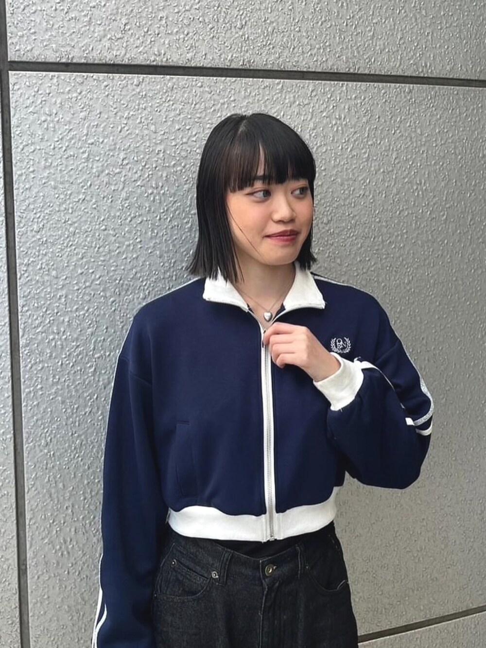 「春のおしゃ見えテクニック、春、パンツコーデ、デニム、トラックジャケット、ブラックデニム、ワイドパンツ、肌見せ、スポーツミックス、one way、ワンウェイ」｜「one wayのトラックジャケット（その他アウター、ブルー系）」を使った、onewayさん（レディース・165cm）の春コーディネートの2枚目の写真