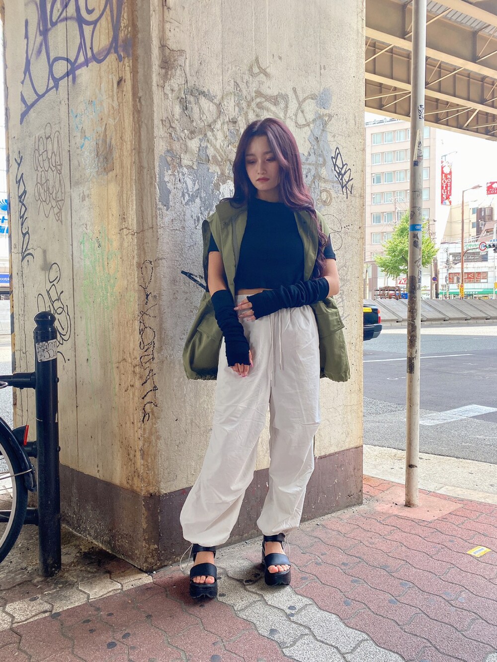 ホワイト系のカーゴパンツ、ブラック系のTシャツ/カットソー、グリーン系のベストを着用したレディースの夏コーディネートの2枚目の写真