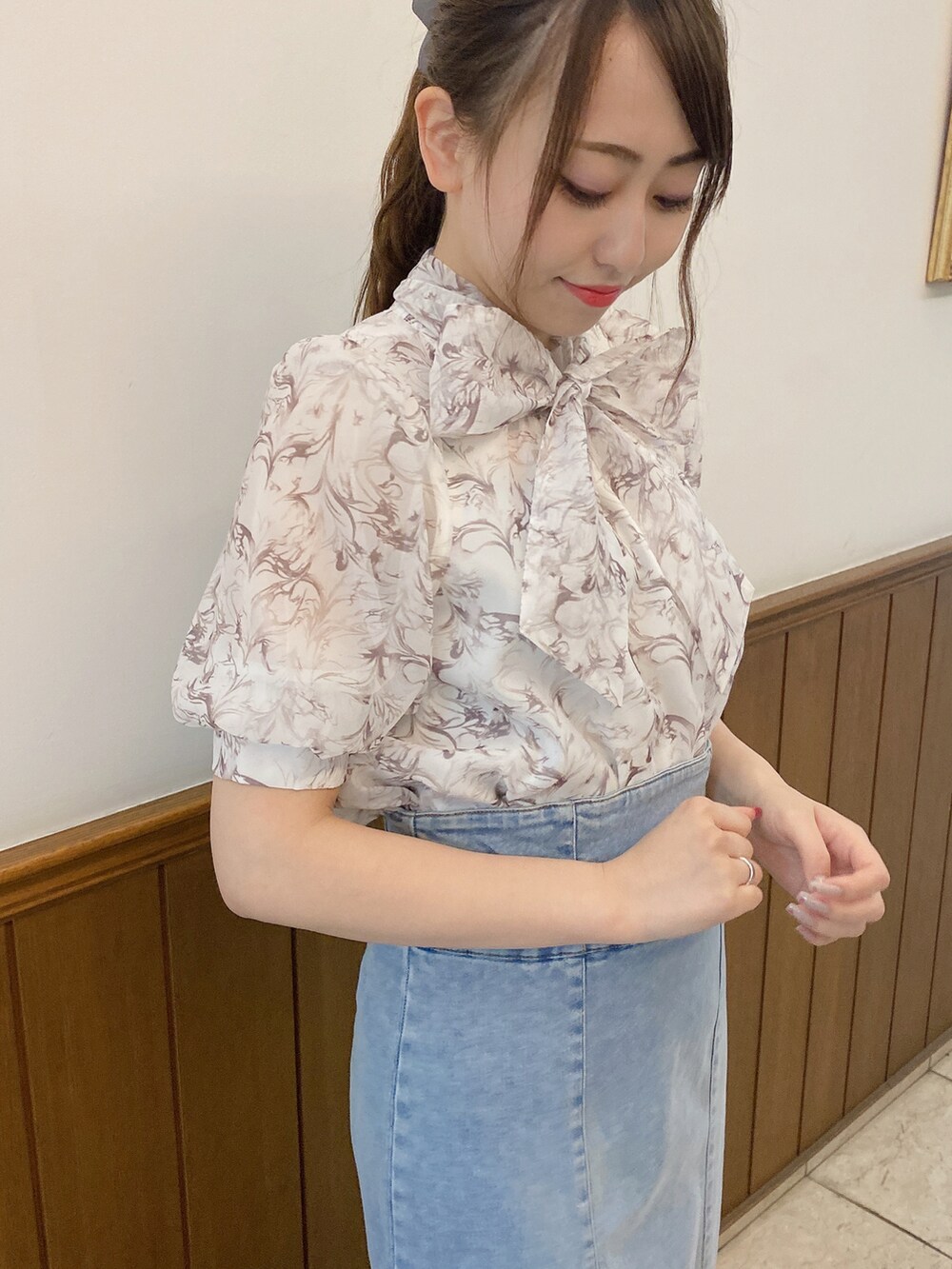 ピンク系のシャツ/ブラウス、ブルー系のスカートを着用したレディースの夏コーディネートの2枚目の写真